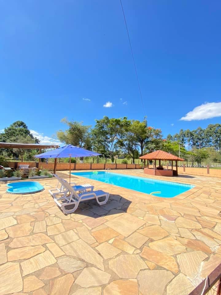Piscina com quiosque