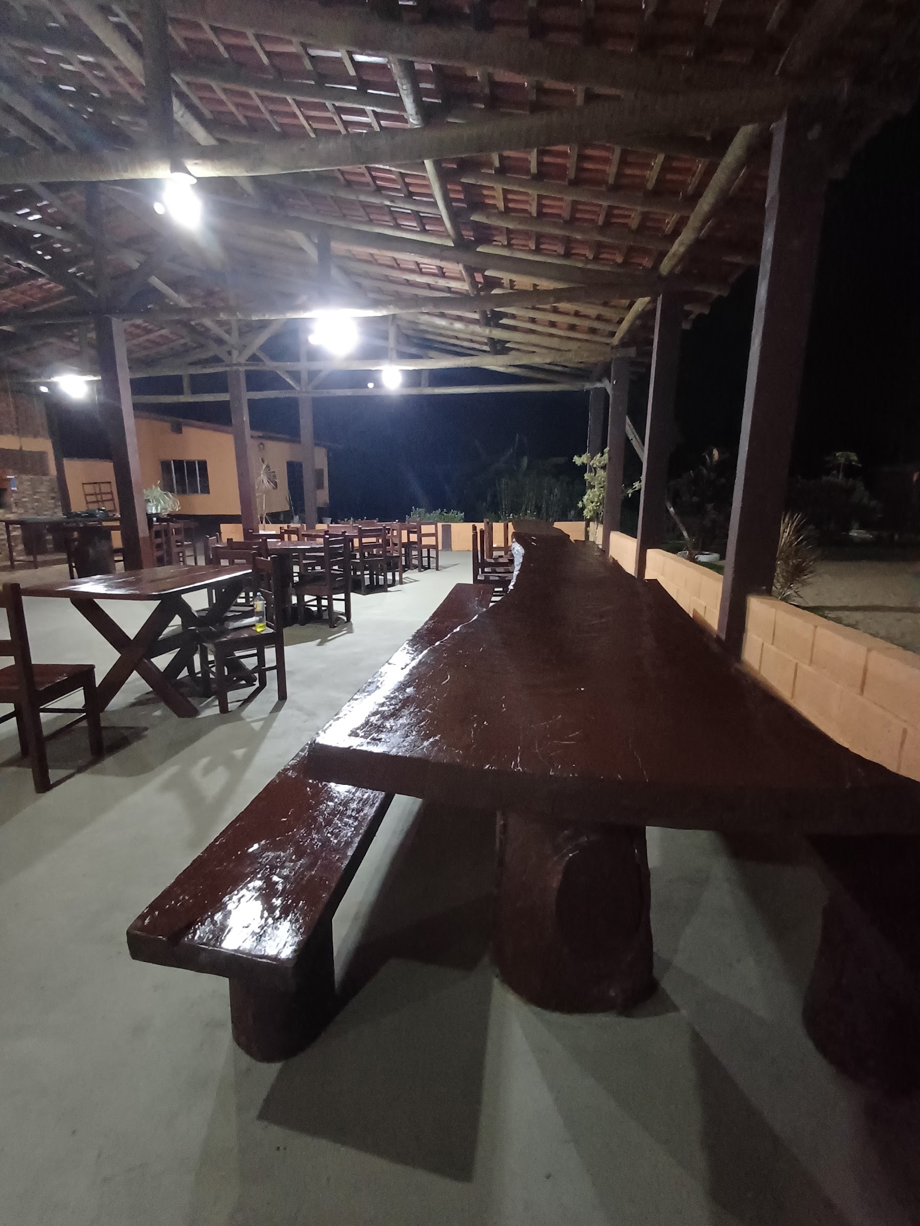 Área gourmet rústica à noite