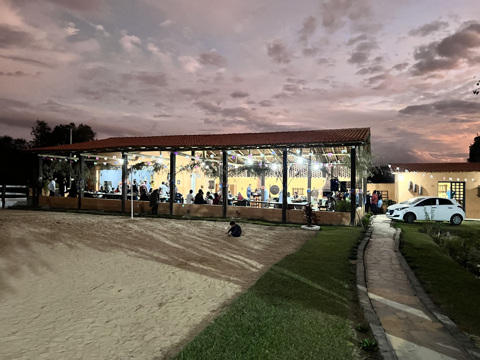 Salão de eventos iluminado ao pôr do sol
