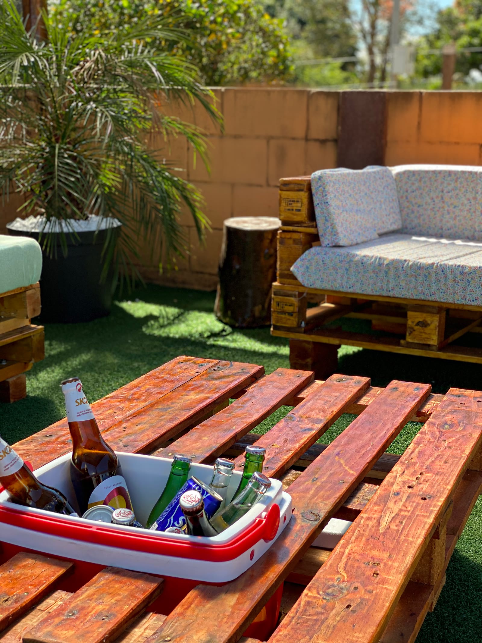 Lounge de paletes com cooler de bebidas