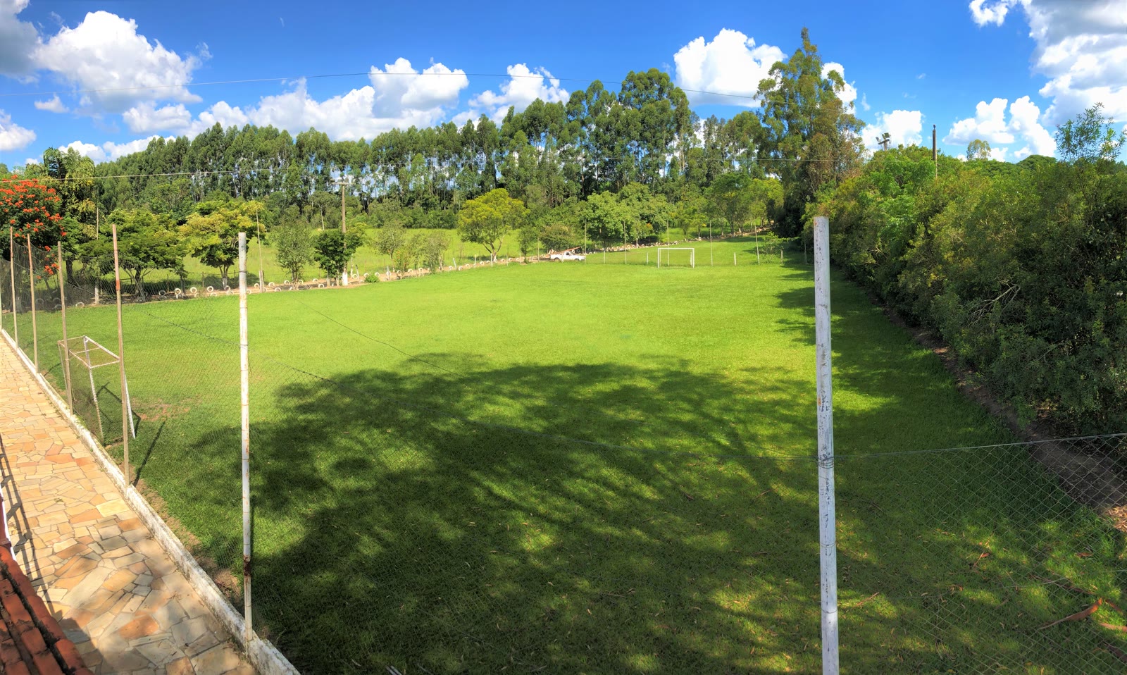 Amplo gramado com campo de futebol