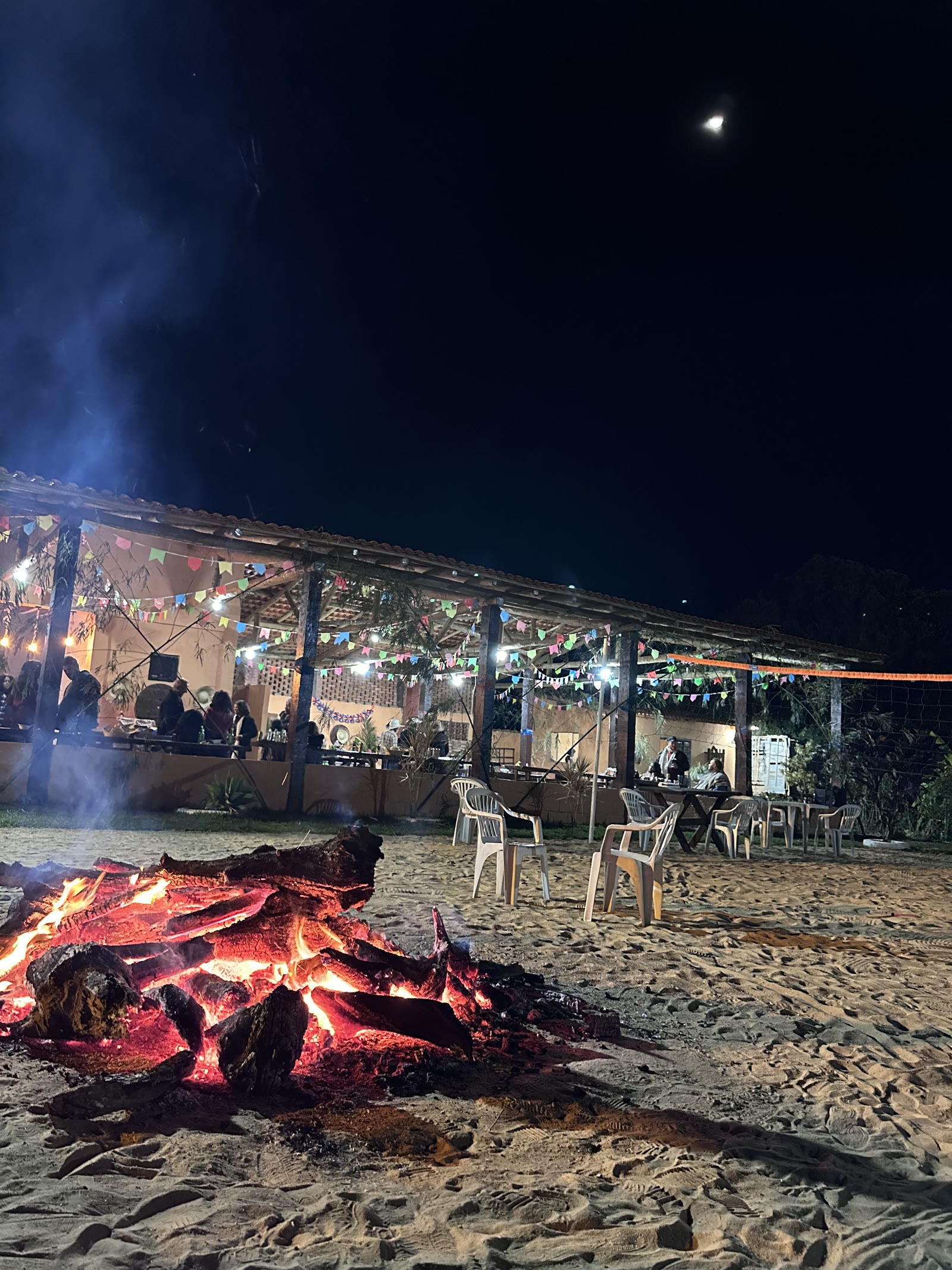 Festa junina com fogueira à noite