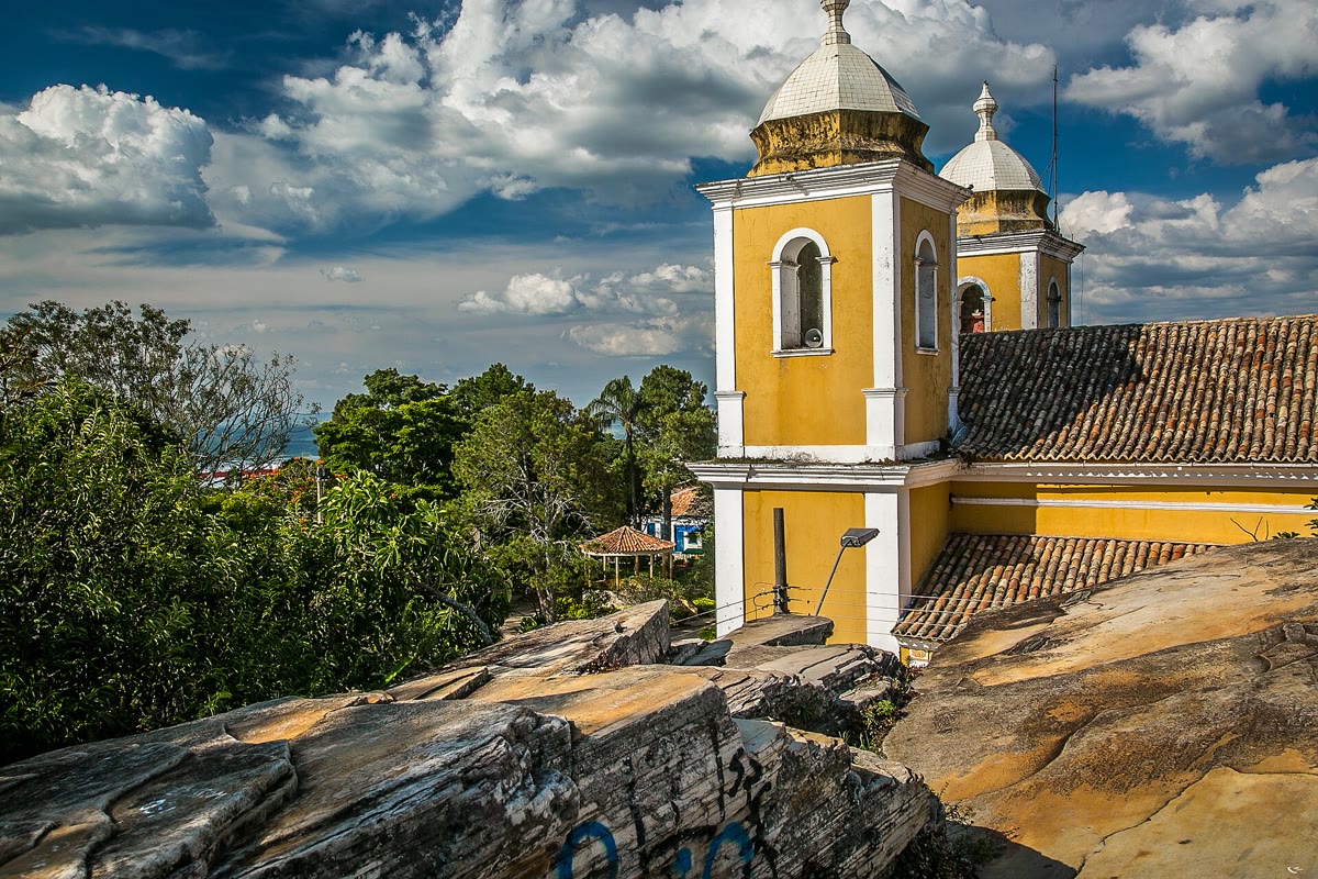 Igreja Matriz de São Thomé das Letras sobre as pedras