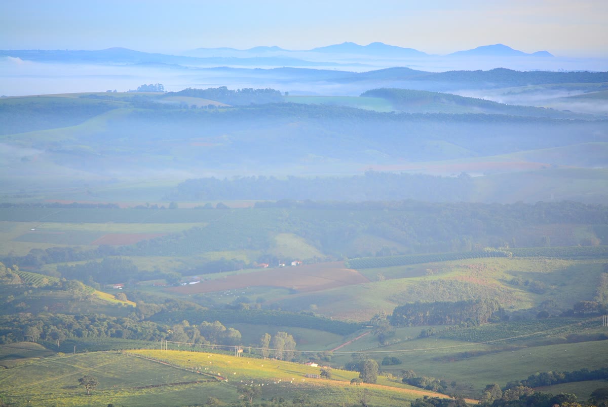 Serra de São Thomé das Letras ao amanhecer, com neblina no vale